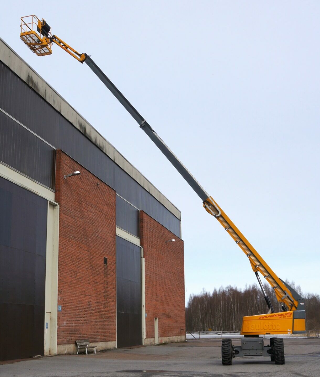 Huokrakalustoom kuuluva Haulotte HT23RTJ pro kuukulkijan ulottuma.